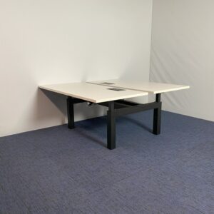 Bench bureau Gispen (slinger), 160 x 170 cm.