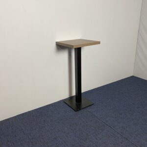 Hoge tafel, bruin eiken, 50 x 50 cm.
