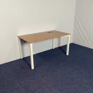 Vergadertafel Voortman, 140 x 80 cm.