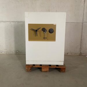 Brandwerende Lips kluis, H 102 x B 78 x D 70 cm.