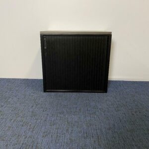 Roldeurkast Lensvelt, H74 x B80 x D45,5 cm.