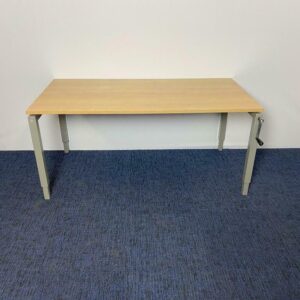 Bureau 'zwevend' (slinger), 160 x 80 cm.