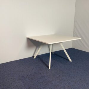 Vergadertafel Voortman, 120 x 120 cm.