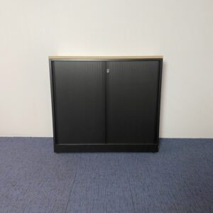 Roldeurkast Ahrend (nieuw zwart gespoten), H105 x B120 x D45 cm.