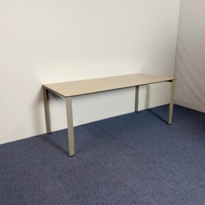 Bureau Ahrend 700, 180 x 80 cm.
