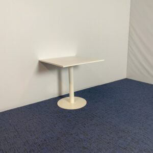 Kantinetafel, 80 x 80 cm.