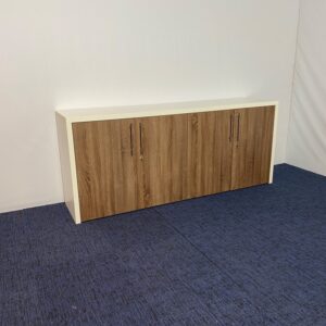 Klapdeurkast, bruin eiken/wit, H83 x B200 x D45 cm.