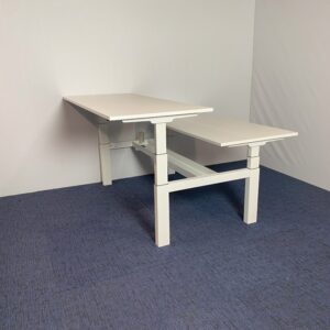 Bench zit/sta bureau Voortman (elektrisch), 160 x 170 cm.