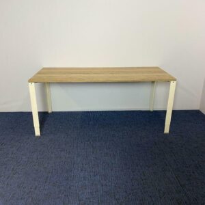 Bureau Ahrend 700 (slinger), 180 x 80 cm.