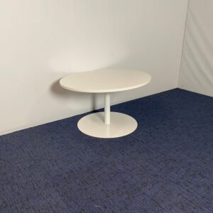 Bijzettafel (laag), 110 x 90 cm.