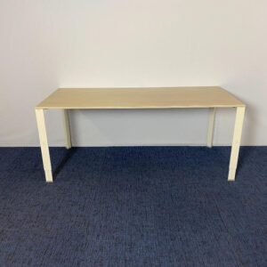 Bureau Ahrend 700, 180 x 80 cm.