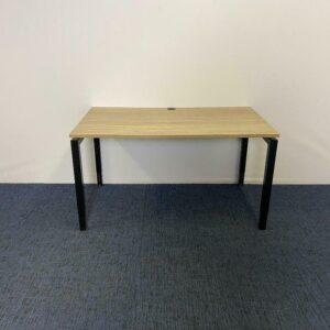 Bureau 'zwevend', 140 x 80 cm.