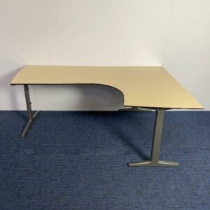 Wingbureau (rechtsom) Ahrend Mehes, 200 x 140 cm.