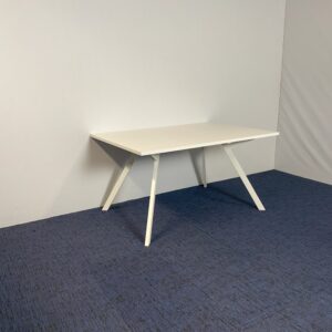 Vergadertafel Voortman, 140 x 100 cm.