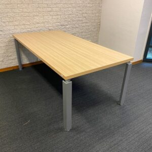 Bureau, licht beuken blad, 200 x 100 cm.
