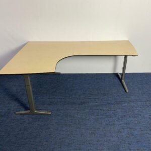 Wingbureau (linksom) Ahrend Mehes, 200 x 140 cm.