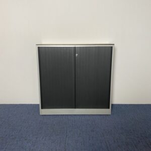 Roldeurkast Ahrend, H105 x B120 x D45 cm.