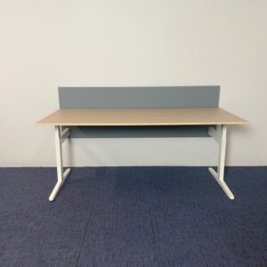 Bureau Ahrend (incl. akoestische wand), 180 x 80 cm.