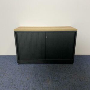 Roldeurkast Ahrend (nieuw zwart gespoten), H74 x B120 x D45 cm.