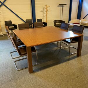 Vergadertafel Castelijn, 180 x 180 cm.