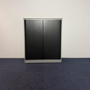 Roldeurkast Ahrend, H144 x B120 x D45 cm.