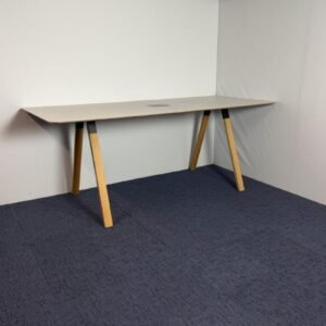 Hoge vergadertafel Ahrend (incl. fliptop), 280 x 120 cm.