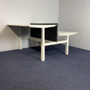 Bench zit/sta bureau Ahrend (elektrisch), 180 x 210 cm.