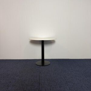 Ronde vergadertafel, wit blad, zwart onderstel, 80 cm.