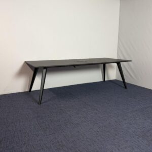 Vergadertafel Voortman, 240 x 100 cm.