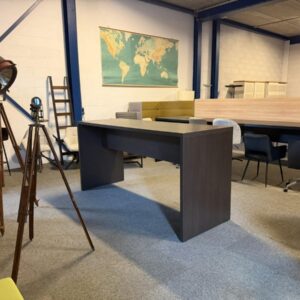 Hoge vergadertafel, 220 x 80 cm.