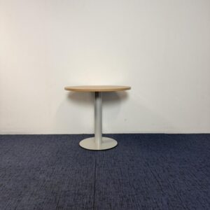 Ronde vergadertafel, kersen havanna blad, aluminium frame, diameter 80 cm.