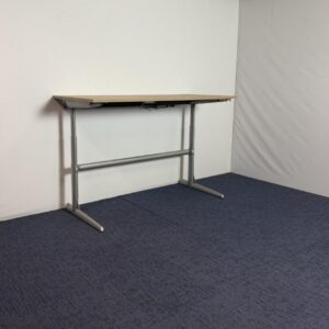 Zit/sta bureau Ahrend 500 (elektrisch), 180 x 80 cm.
