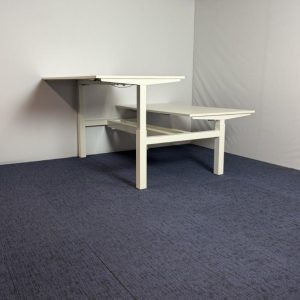 Bench zit/sta bureau Ahrend (elektrisch), 180 x 205 cm.