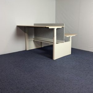 Bench zit/sta bureau Voortman (elektrisch), 180 x 165 cm.