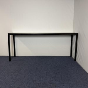 Hoge statafel, wit blad, zwart onderstel, 260 x 60 cm.