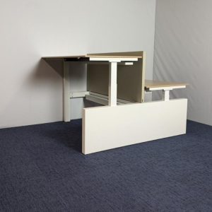 Bench zit/sta bureau Voortman (elektrisch), 160 x 170 cm.